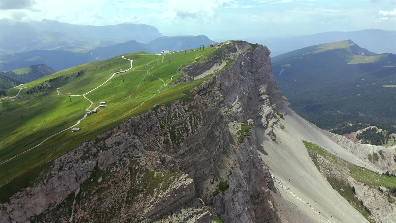imágenes aéreas que muestran la pintoresca cresta de seceda en los dolomitas, italia, con prados verdes, rutas de senderismo y espectaculares bordes de acantilados