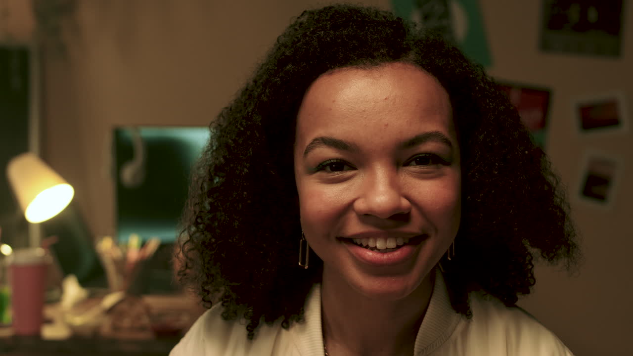 mujer comiendo pizza