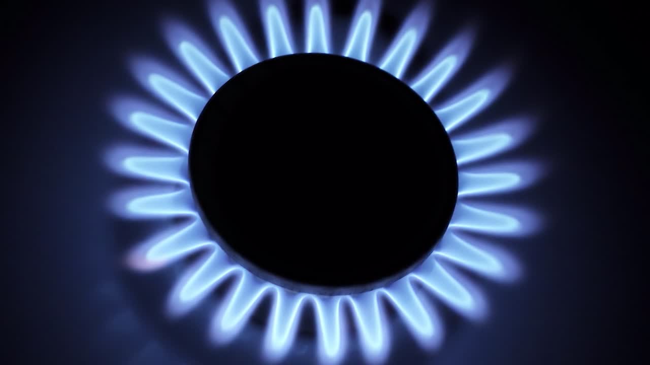 불타는 가스 스토브, 파란 불꽃, 검은 바탕에 어두운 곳에서 맥로 클로즈업, 매끄러운 카메라 움직임과 함께 4k 원시 비디오.