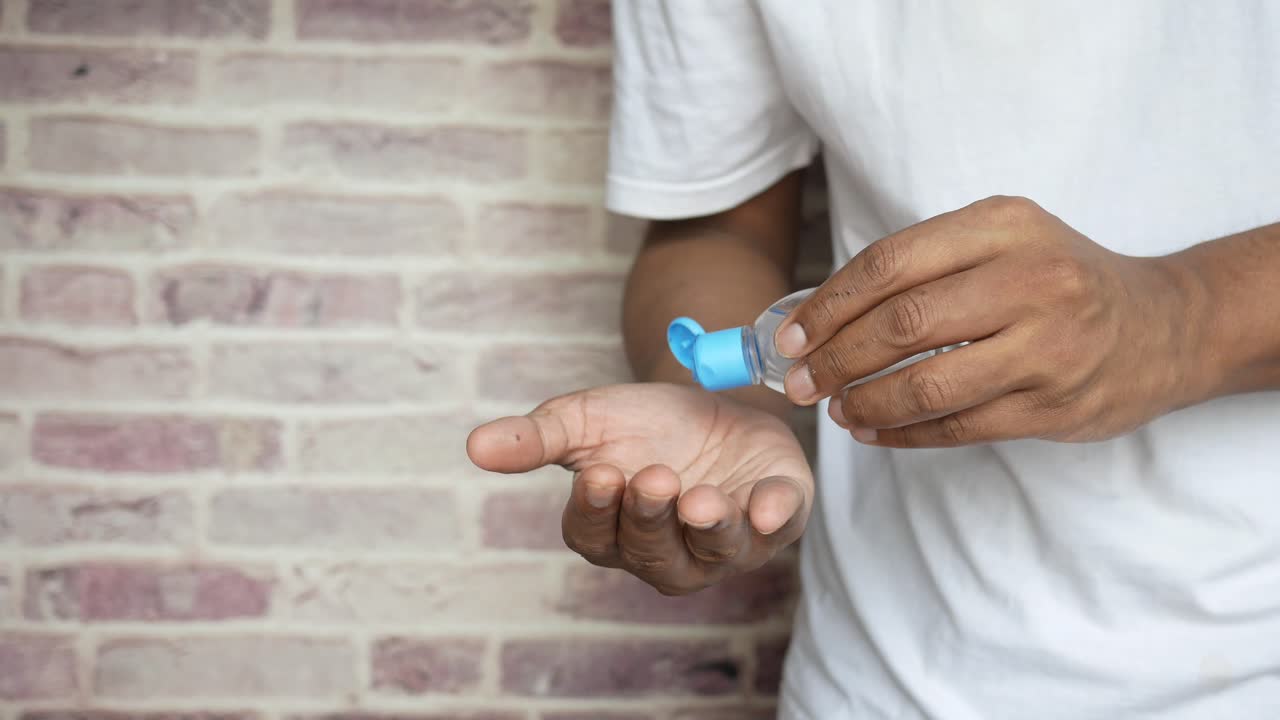 aplicación de desinfectante para las manos