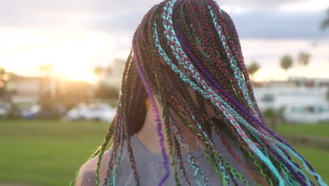 Mujer-Moviendo-Sus-Trenzas-De-Cabello-Con-Una-Sonrisa