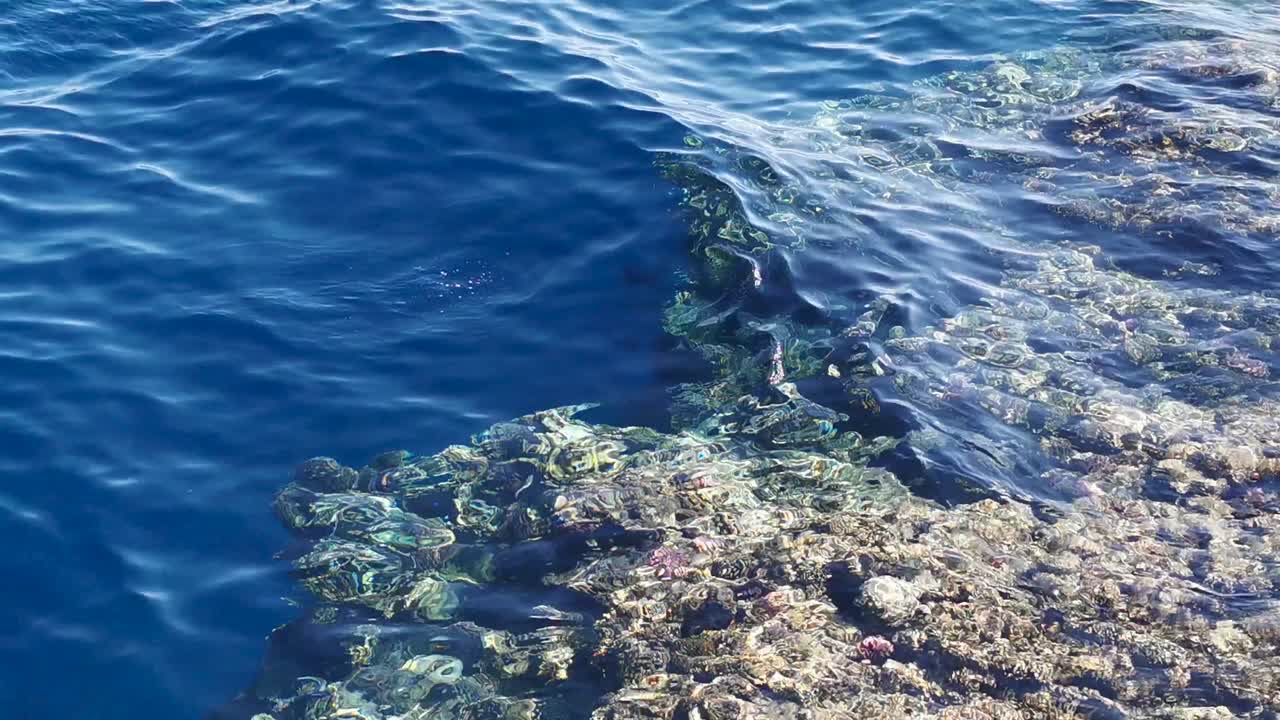 바다의 파도, 바위, 모래의 모습. 바다 해안의 물 배경