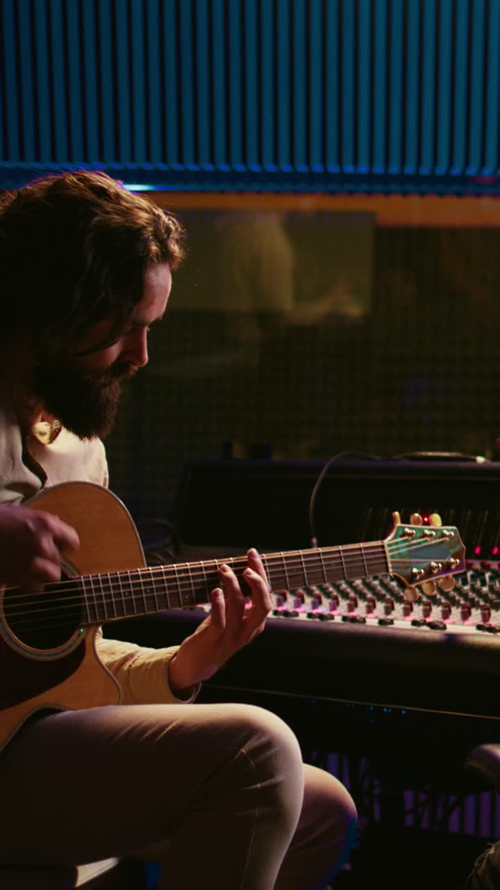 Engenheiro de som e guitarrista criando música em estúdio de gravação