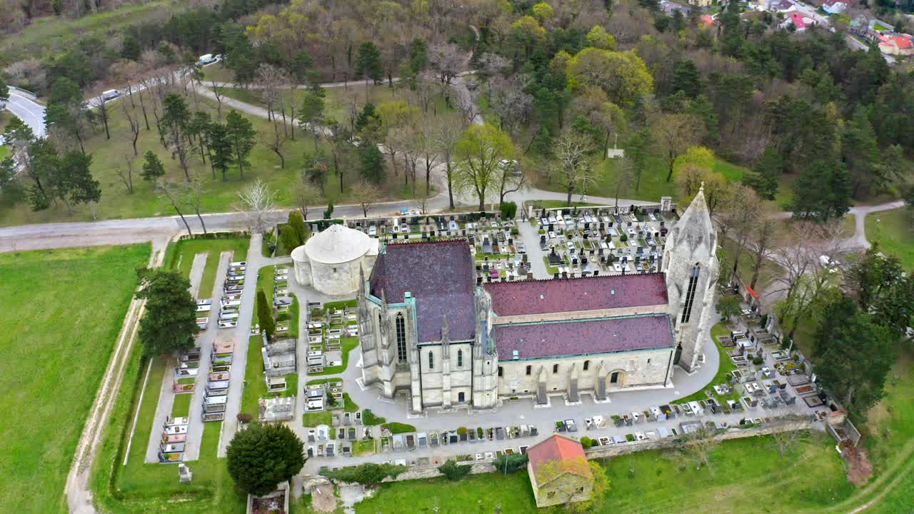 vista aérea de la iglesia católica parroquial y el cementerio durante el día en bad deutsch-altenburg, kirchenberg, austria