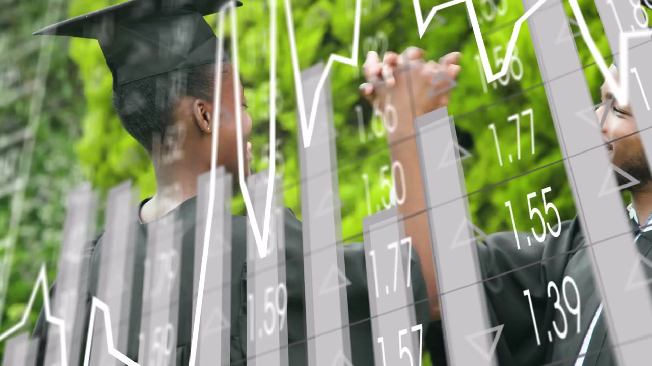 Laureato maschio che gesticola, una donna si unisce per celebrare la laurea, con grafici finanziari che si sovrappongono ai diplomi.