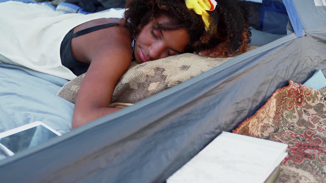 mujer durmiendo en la tienda 4k