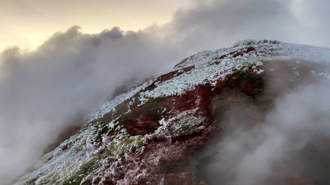 흰색 증기 구름은 유럽에서 가장 큰 열원 deildartunguhver에서 나옵니다.