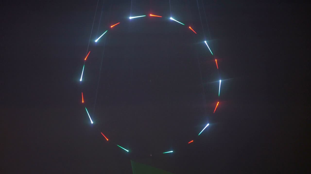 프로젝터 스크린에 있는 다채로운 빛의 루프