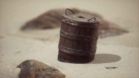 Cesta-De-Madera-Vieja-En-La-Arena-En-La-Playa