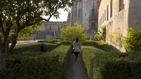 Frau-Im-Garten-Im-Kloster-Convento-De-Cristo-Christus-In-Tomar,-Portugal