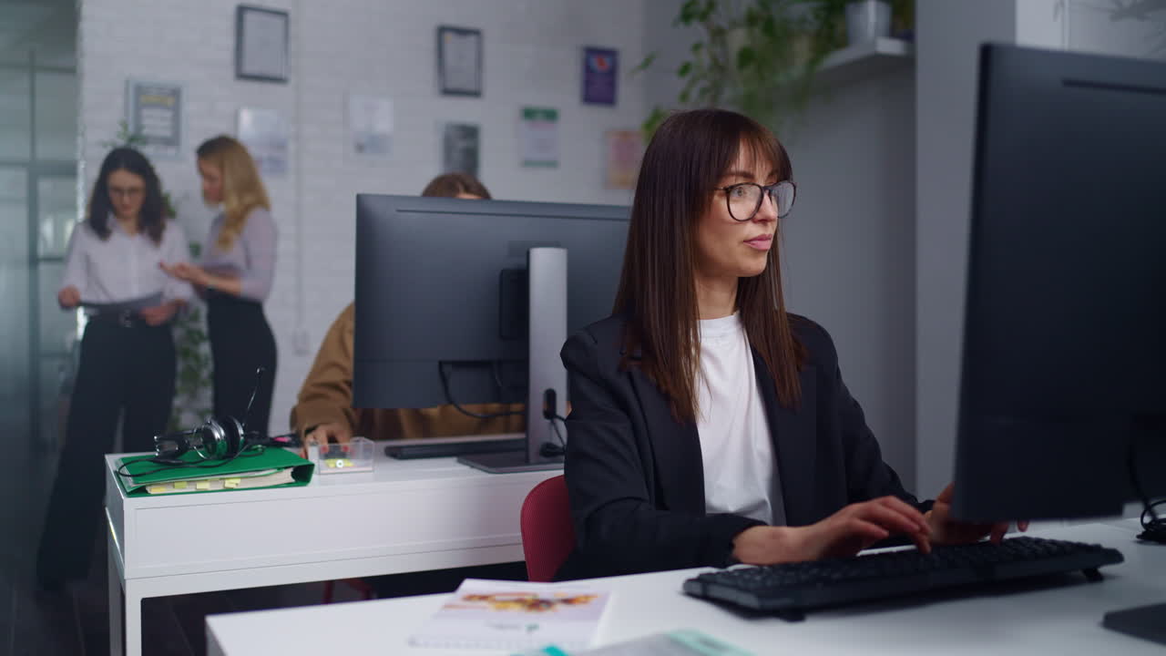 mujer de negocios trabajando en una computadora en una oficina