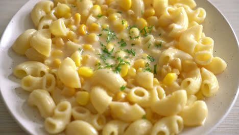 macarrones con queso cremoso de maíz en un plato