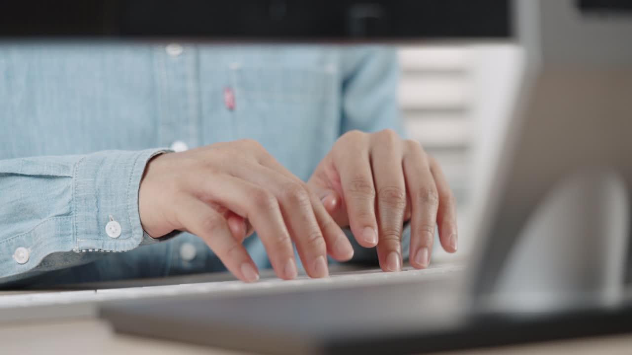 mano de cerca de una mujer de negocios escribiendo teclado computadora de escritorio en la oficina de escritorio