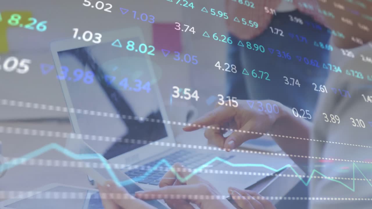 animación del procesamiento de datos sobre una mujer de negocios caucásica