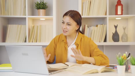 una estudiante que habla motivadoramente.
