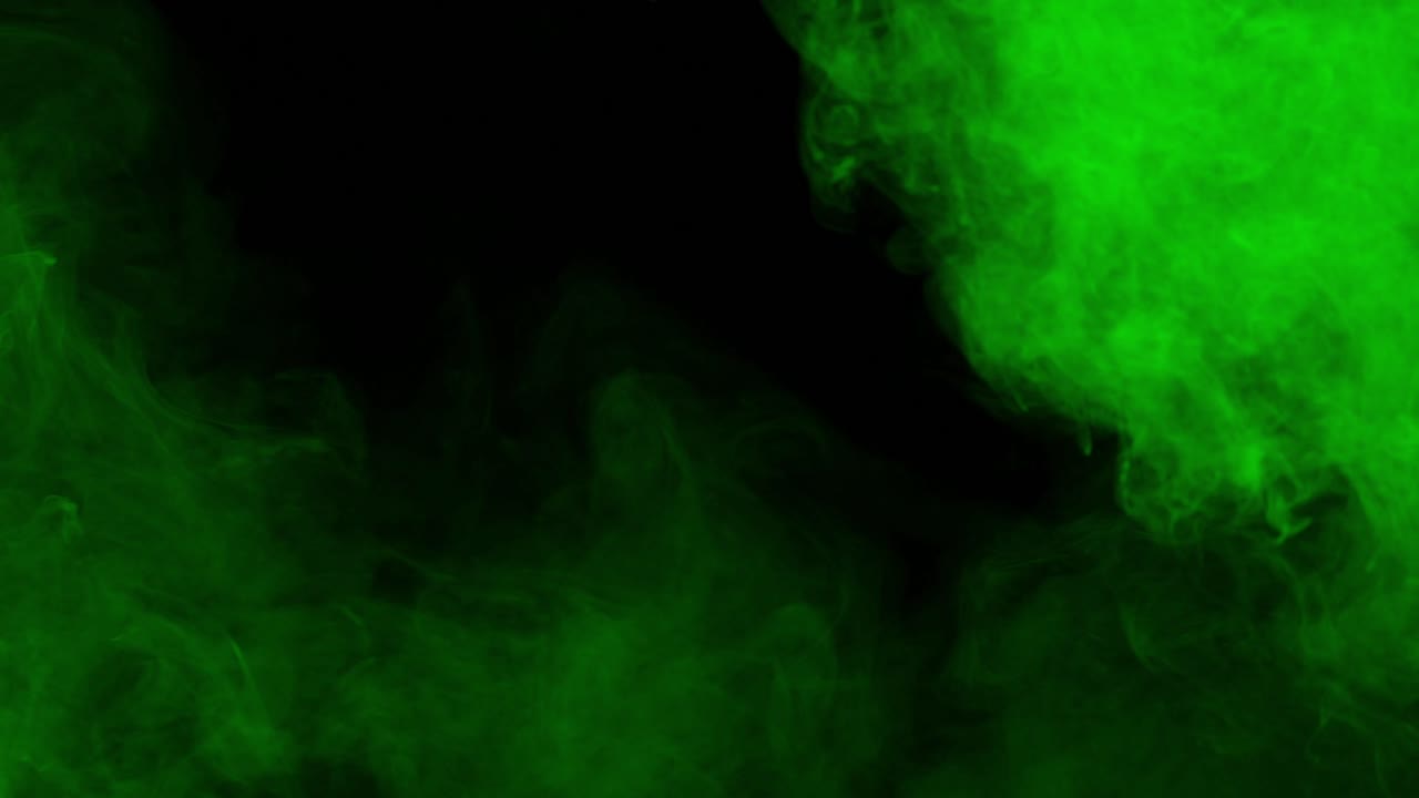 Tykt, tæt, grønt røg eller tåge fylder hurtigt hele den sorte skærm, atmosfærisk overgang eller baggrund til horror eller sci-fi