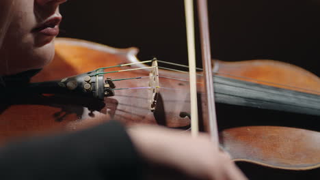 Primer-Plano-De-Un-Viejo-Violín-En-Las-Manos-Una-Joven-Y-Hermosa-Mujer-Músico-Está-Tocando-El-Violín-En-El-Music-Hall