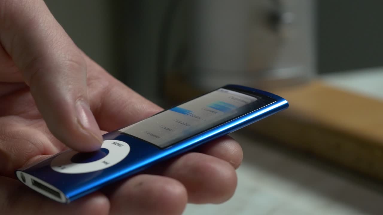 아이 나노를 들고 있는 사람