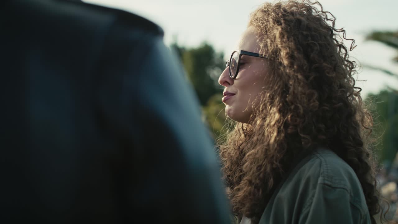 grupo de jóvenes amigos caucásicos charlando y divirtiéndose en un festival de música.