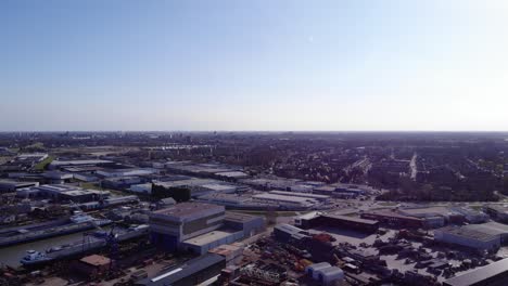 vista aérea del astillero, la zona industrial y la ciudad de hendrik-ido-ambacht durante el día en los países bajos