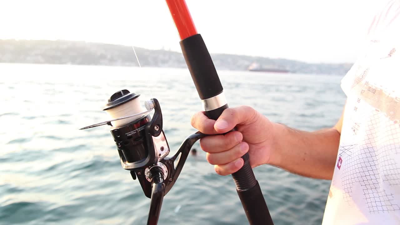 joven pescador pescando en el bósforo de estambul 1