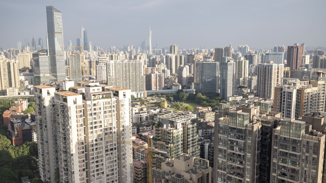 Time-lapse de uma paisagem urbana densa com sombras em movimento