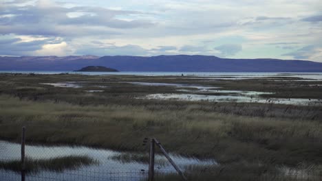 Toma-Manual-Del-Santuario-De-Aves-Laguna-Nimez-Y-Lago-Argentino-En-El-Fondo-En-Calafate