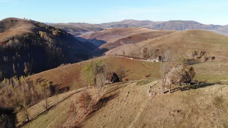 Morning-autumn-day-with-some-fog-in-a-Romanian-traditional-remote-village