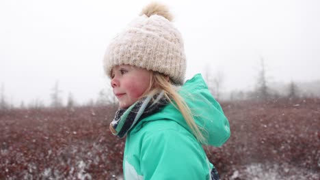 Niña-épica-Corriendo-En-Tormenta-De-Nieve-Cinemática-Super-Slomo