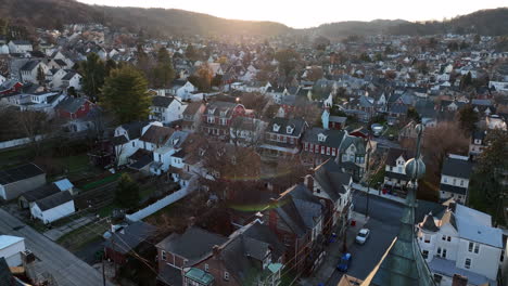 toma aérea de establecimiento de la ciudad en la montaña de estados unidos durante el invierno