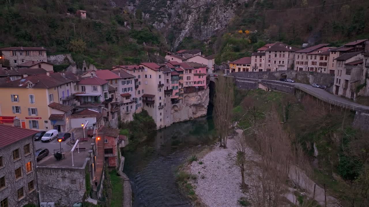 Icónicas casas francesas encaramadas sobre el río, iluminadas por el sol del atardecer