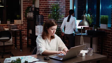 Mujer-De-Negocios-Trabajando-Horas-Extras-Para-Proyectos-De-Empresa,-Realizando-Tareas-En-La-Oficina