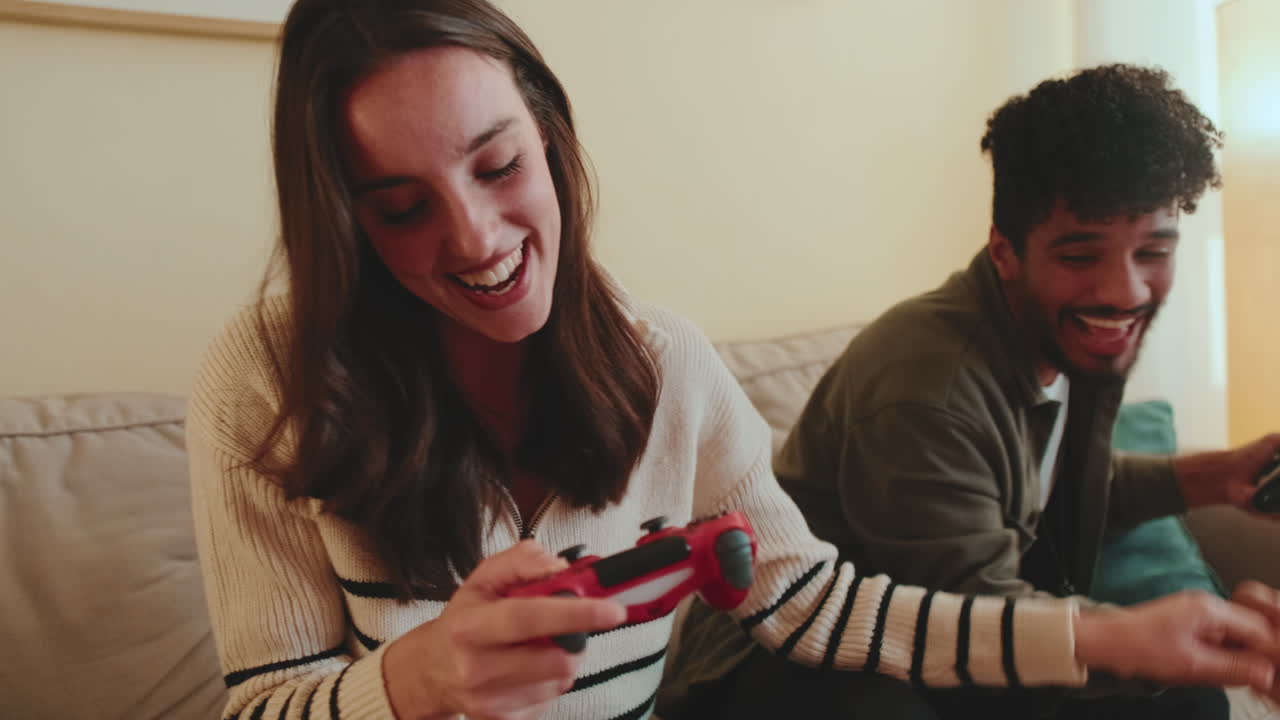 Coppia di giocare ai videogiochi insieme