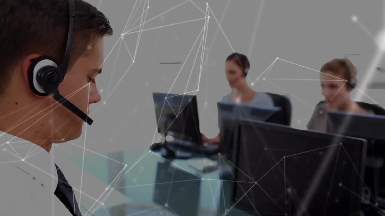 animazione della rete di connessioni su persone d'affari che utilizzano cuffie telefoniche