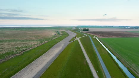 Volando-Sobre-El-Paisaje-Del-Dique-Holandés-Tecnología-De-Agua-De-Holanda-Para-Mantener-A-Los-Países-Bajos-A-Salvo-De-Las-Inundaciones-4k