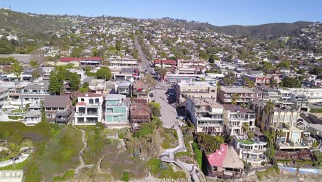 4K-Drone-Shot-of-Estates-in-Laguna-Beach,-California-on-the-Pacific-Ocean-and-Beachfront-Properties-on-a-Sunny-Day