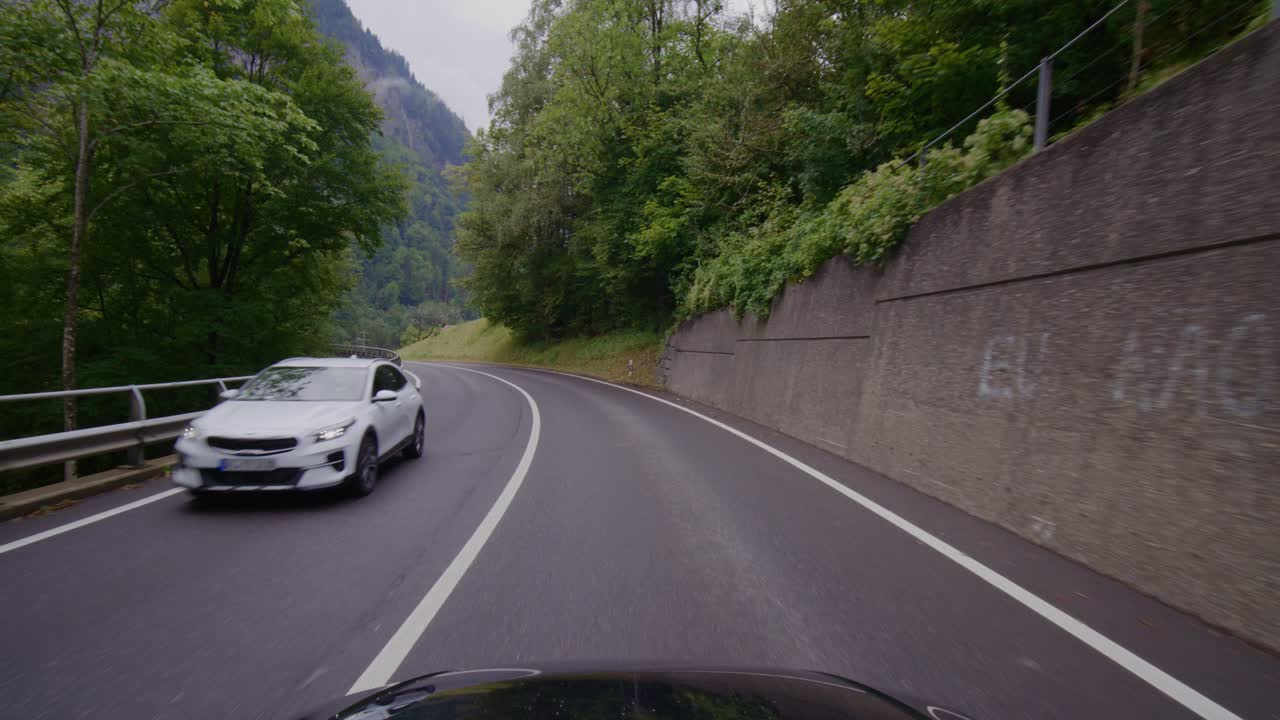 빗속에서 유명한 그린델발트에서 라우터브루넨까지 스위스 알프스에서 운전