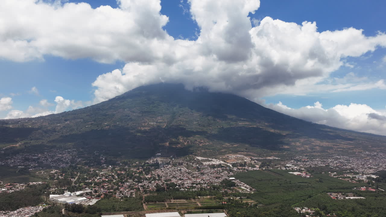 Hyperlapse af Vulkanen Agua i Antigua Guatemala med skyer, der flyver rundt om den