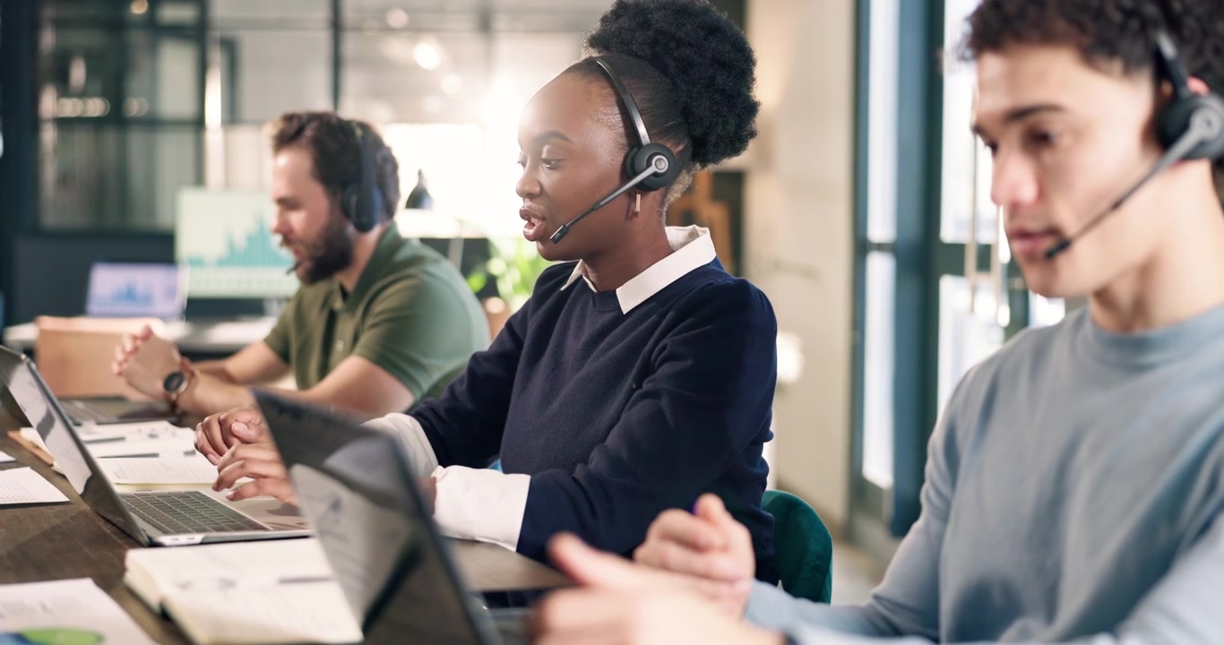 Team eterogeneo di operatori dell'assistenza clienti che lavorano in un ufficio moderno