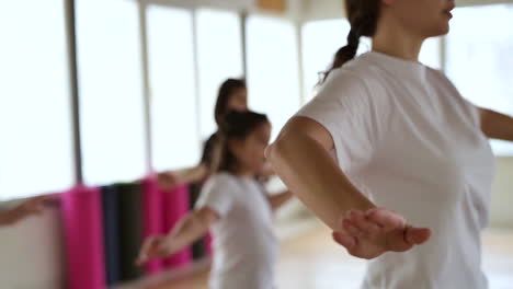 profesor y alumnos en clase de baile.