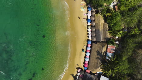 Luftaufnahme-über-Dem-Carrizalillo-Strand-Im-Sonnigen-Puerto-Escondido,-Mexiko-–-Oben,-Drohnenaufnahme