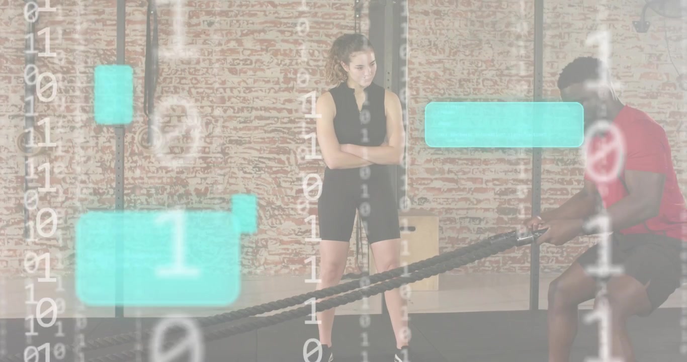 Entrenador asintiendo, atleta realizando ondas con cuerdas de batalla con paneles de datos deslizantes que rastrean métricas.