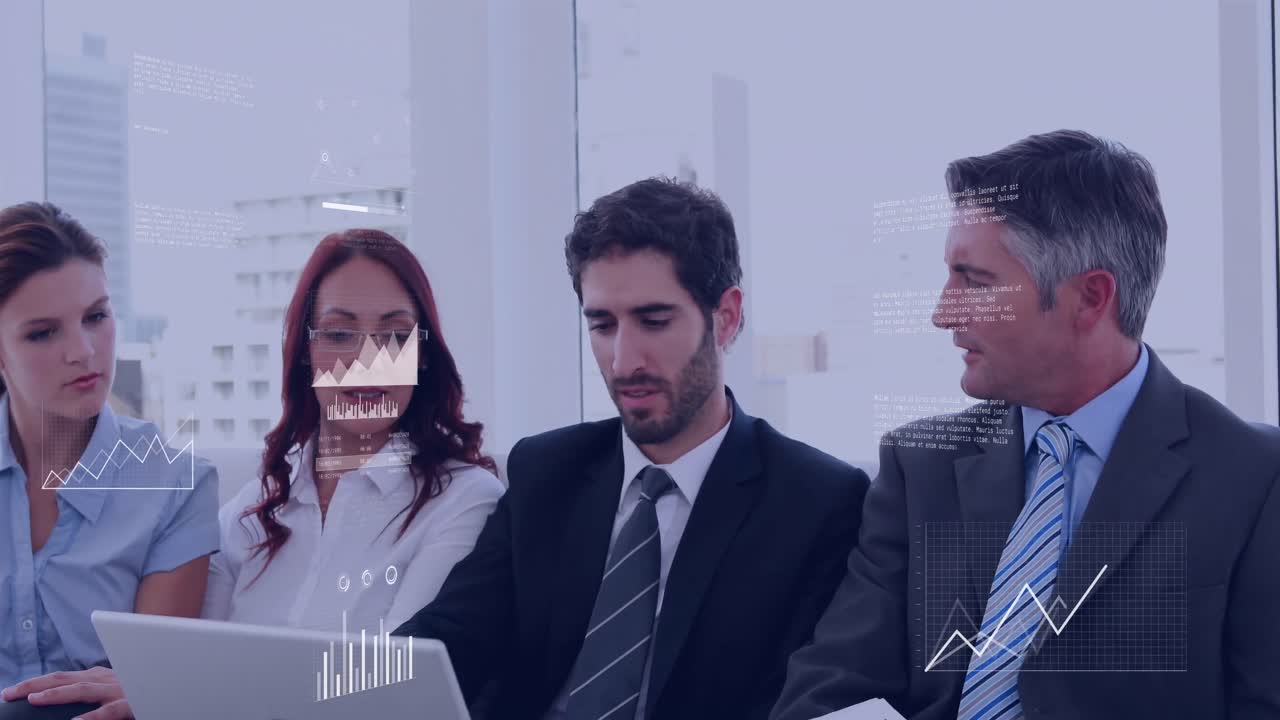 animación del procesamiento de datos contra diversos empresarios discutiendo sobre una computadora portátil en la oficina