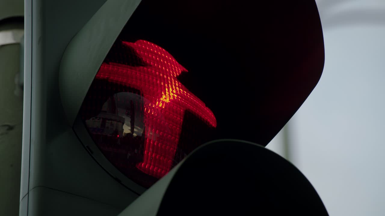 gracioso cartel ampelmann rojo en el cruce de berlín oriental en un día nublado