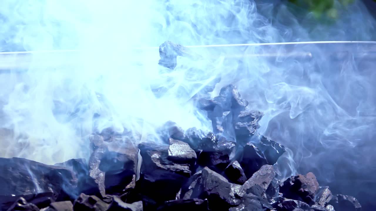 슬로우 모션으로 바비큐 그릴 연기 클로즈업