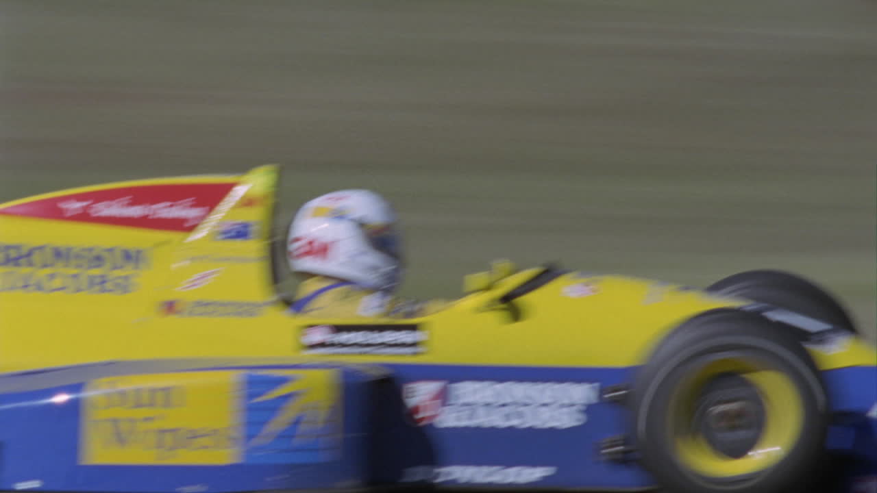 гоночный автомобиль достигает финиша, пока чиновник наблюдает за ним