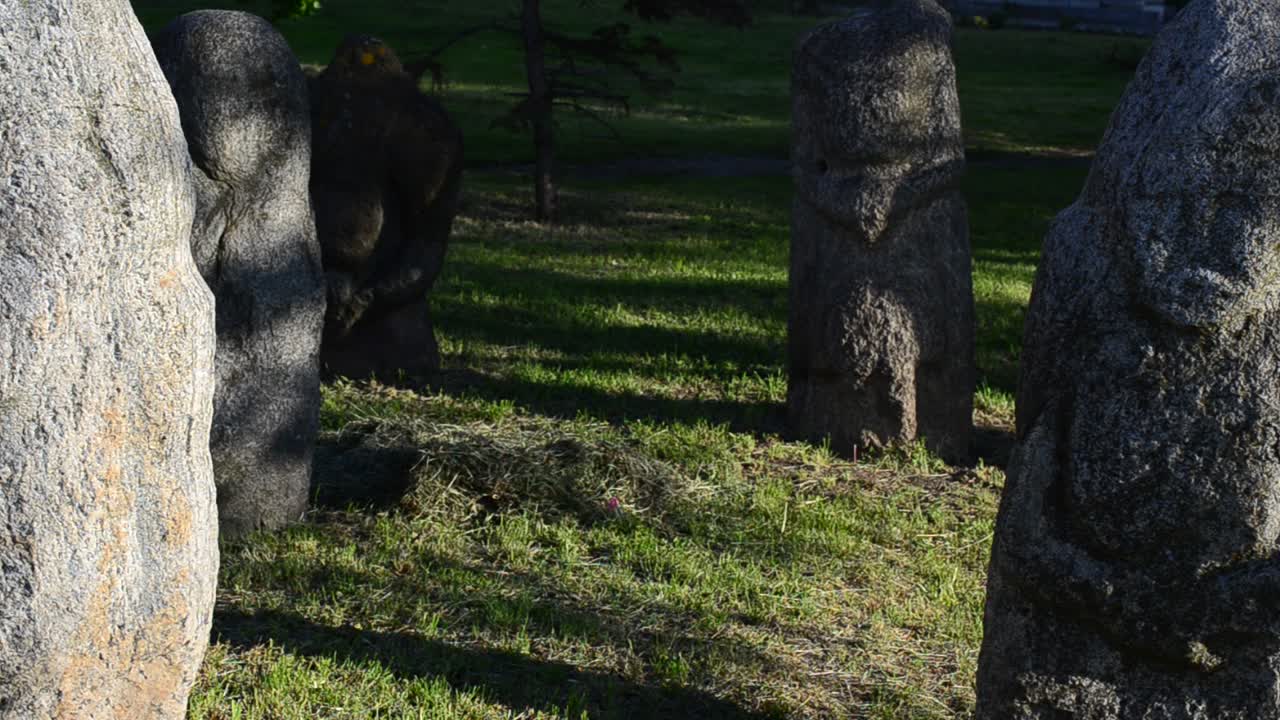 Statue di pietra polovziane. Ucraina. Realizzate tra il IX e il XIII secolo. Le sculture sono fatte di arenaria grigia