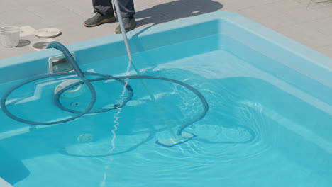 Aspiradora-Para-Limpiar-La-Piscina.-Un-Trabajador-Elimina-La-Contaminación-Del-Fondo-De-La-Piscina,-Primer-Plano