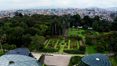 Toma-Aérea-De-Un-Dron-Del-Jardín-Botánico-De-Bogotá,-Colombia
