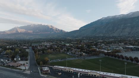 Provo,-Utah-Am-Fuße-Der-Wasatch-Front-Mountains-Bei-Sonnenaufgang---Luftüberflug